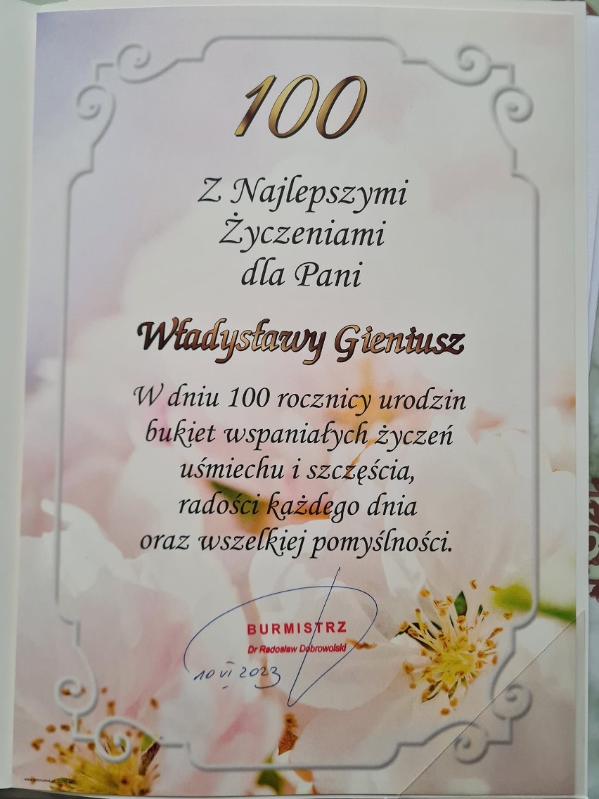 Władysława Gieniusz z Podsokołdy skończyła 100 lat. Życzenia składał nawet burmistrz