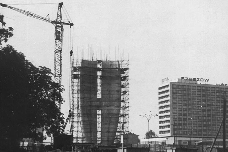 Prace projektowe nad powstaniem pomnika rozpoczęto w 1967...