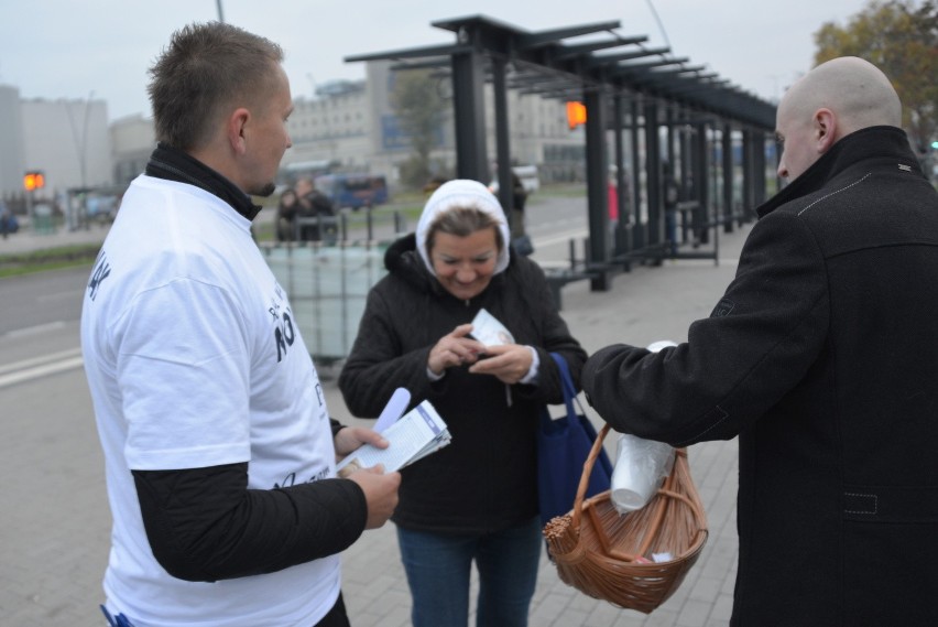 Rafał Nowak częstował kawą przy kieleckich dworcach