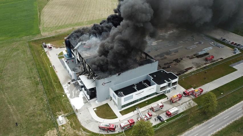 Pożar na terenach zakładów metalowych w Dębskiej Woli - ZDJĘCIA