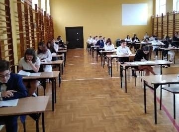 Uczniowie przystąpili do egzaminu z języka polskiego.