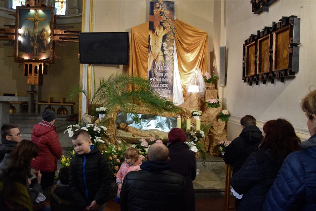 W Wielką Sobotę wierni modlą się przed Grobami Pańskimi. Razem z mieszkańcami Inowrocławia odwiedziliśmy miejscowe parafie: Imienia Najświetniejszej Maryi Panny, Zwiastowania Najświętszej Maryi Pannie, Świętego Krzyża, Świętego Mikołaja, Świętej Barbary i Świętego Maurycego, Świętego Józefa oraz Chrystusa Miłosiernego. Zobaczcie, jak wyglądają tamtejsze Groby Pańskie.