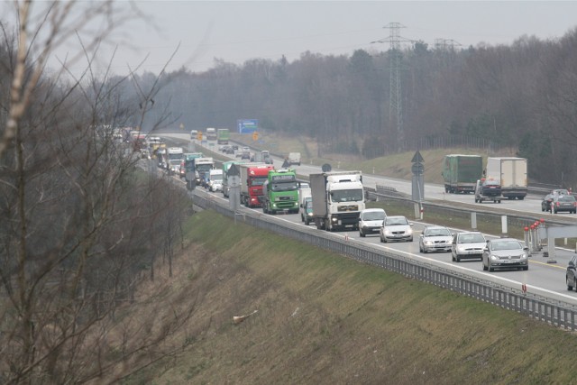 Duże utrudnienia na śląskim odcinku autostradzie A4 w kierunku Wrocławia są spowodowane przez prace drogowe (zdjęcie ilustracyjne)