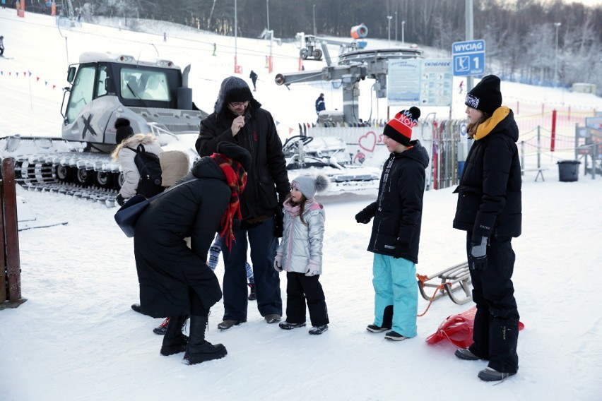 Stok narciarski w Rąblowie zapełnił się od amatorów białego szaleństwa. Narciarzy i snowboardzistów przyciągnęła zimowa aura