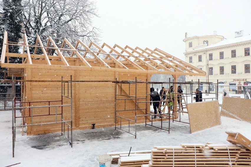 Bożonarodzeniowa szopka powstaje przed lubelskim pedetem