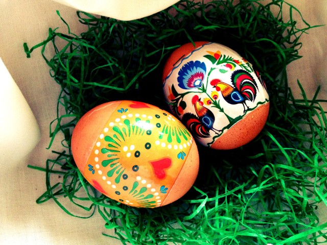 Jajka to symbol nowego życia, więc nie może ich zabraknąć w wielkanocnym koszyczku. W Pierwszy Dzień Świąt Wielkanocnych to właśnie nimi podzielimy się z bliskimi.