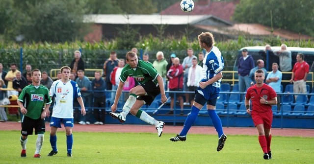 Piłkarze Startu (zielone koszulki) grali bardzo ambitnie, ale jednak przegrali z Wdą i pożegnali się z regionalnym Pucharem Polski.