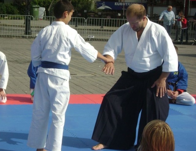 Mistrz aikido szkoli nowych adeptów