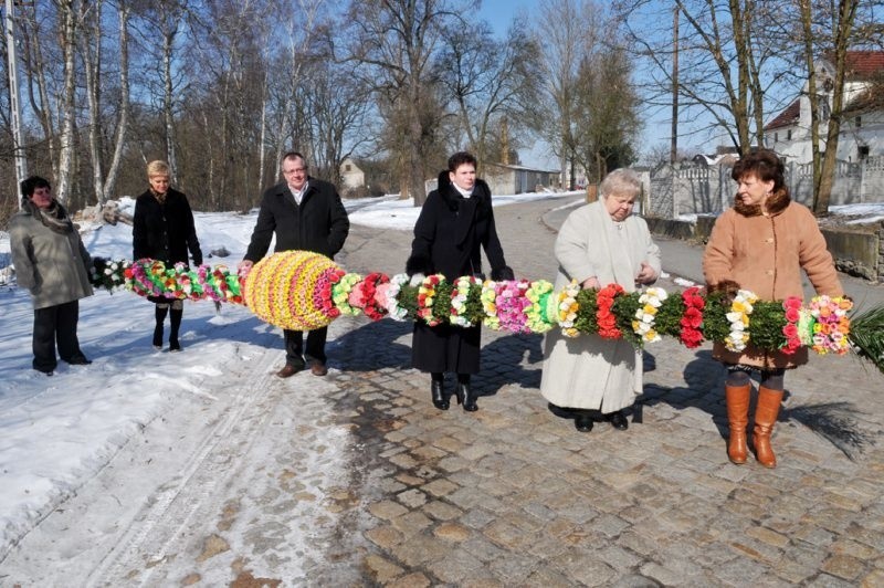 Tę siedmiometrową palmę prezentują, Małgorzata Buzek,...