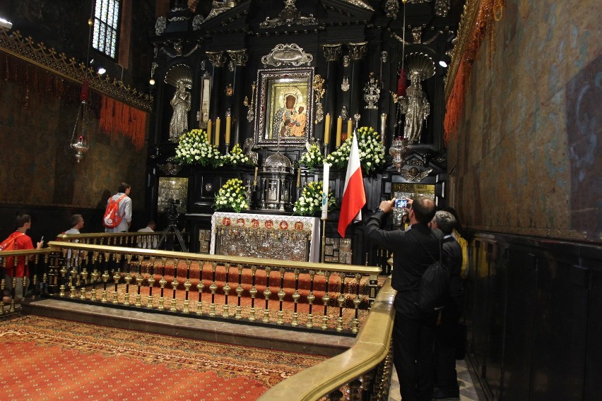 Papież w Częstochowie: Pielgrzymi się modlą ZDJĘCIA