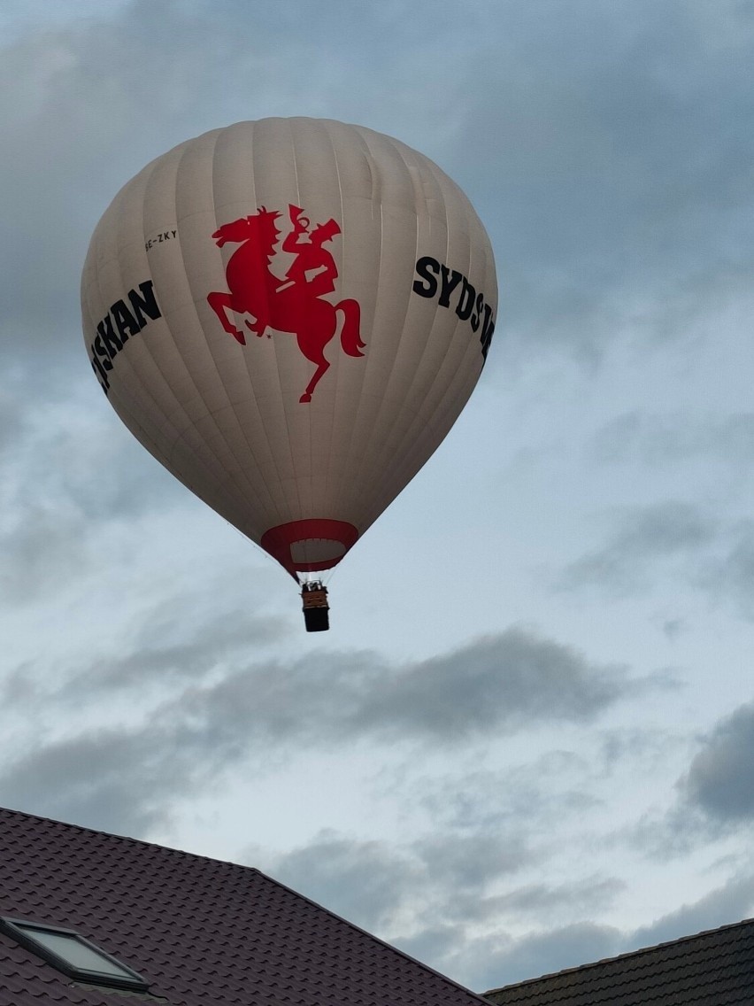 Kto przelatywał nad Kiełpinem tajemniczym balonem? Przez chwilę leciał tuż nad dachami budynków! ZDJĘCIA
