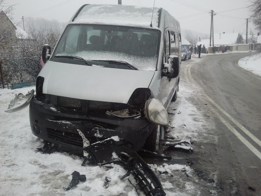 Zderzenie trzech aut w Bochotnicy: Dziewięć osób rannych