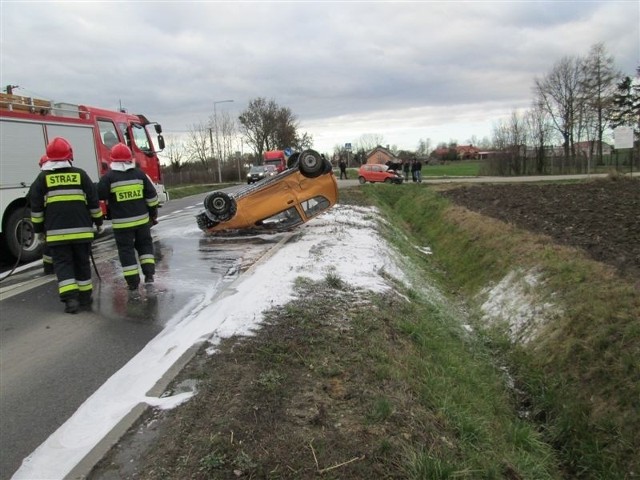 Na miejsce przyjechała straż pożarna, policja i karetka pogotowia. Jedna z kobiet trafiła do szpitala i pozostała na obserwacji.