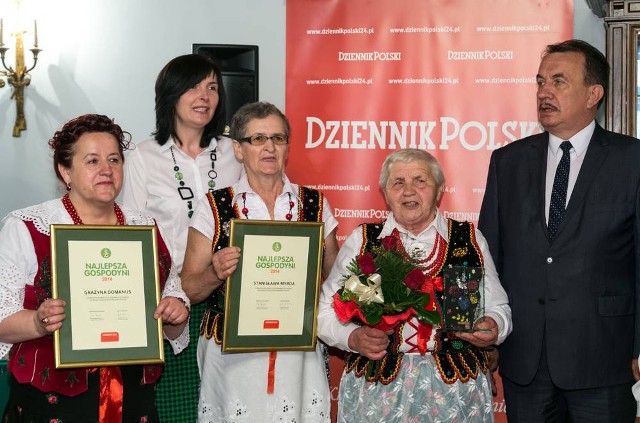 Najlepsze gospodynie: Stefania Ślusarczyk, Grażyna Domanus i Stanisława Myrda z organizatorami