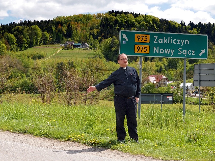 Ważne, by nie nie ukrywać stroju duchownego, koloratki. To...