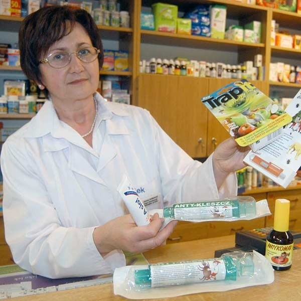 Mgr farmacji Anna Łukasz: - Nasi klienci coraz częściej proszą o żele i spraye odstraszające owady.