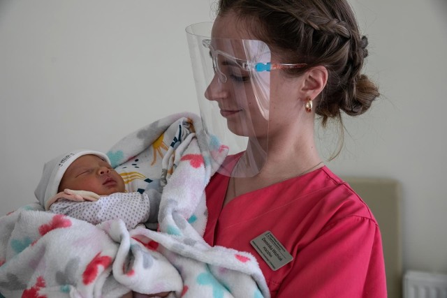 Dominika Woźniak, położna ze szpitala Narutowicza w Krakowie, mówi, że patrząc na nowo narodzone dziecko, zastanawia się często, jaki wyrośnie z niego człowiek