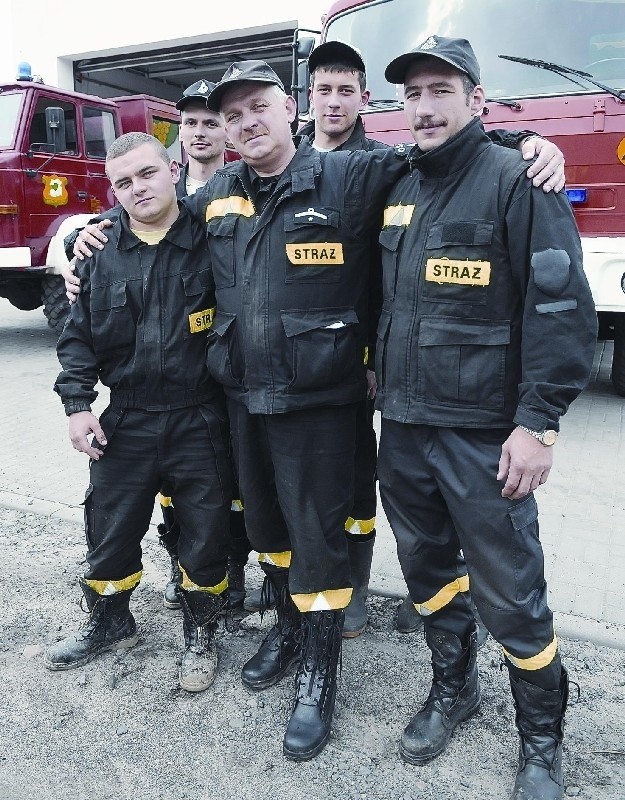 Do zdjęcia przed remizą w Zawadzie ustawili się: Jerzy Żetecki oraz Patryk Dziurla, Grzegorz Zator, Łukasz Oszkinis, Krzysztof Czyżniewski i Arkadiusz Buła