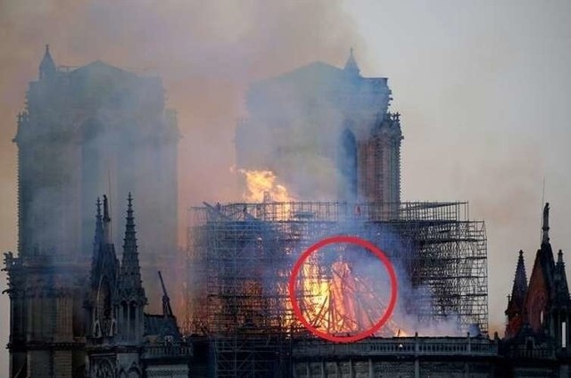 Jezus w płomieniach Notre Dame. Taki obraz zauważyła Lesley Rowan. Pożar poruszył miliony ludzi na świecie.