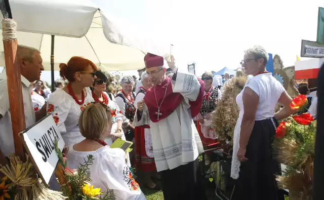 Cudowne wieńce na Dożynkach Diecezjalnych w Parku Papieskim w Rzeszowie.