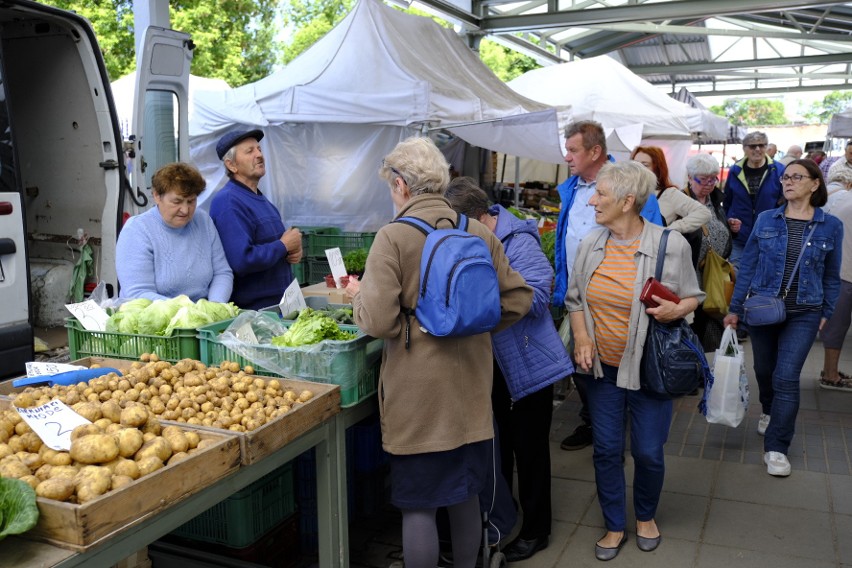 Dzień targowy na rynku przy Szosie Chełmińskiej.