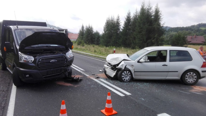 Mszana Dolna. Dwie osoby trafiły do szpitala po czołowym zderzeniu na Zakopiańskiej[ZDJĘCIA]