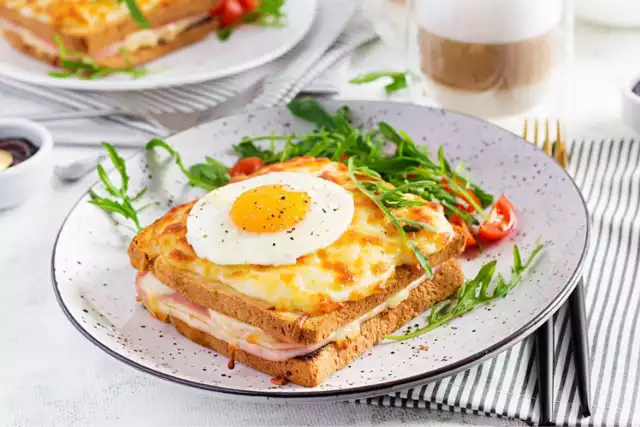 Tosty z serem, pieczonym drobiem i warzywami mogą być pożywną przekąską na lekki lunch. Kliknij w obrazek i przesuwaj strzałkami, aby poznać przepisy na różne rodzaje tostów, m.in. hawajskie, francuskie i Croque Mademoiselle.