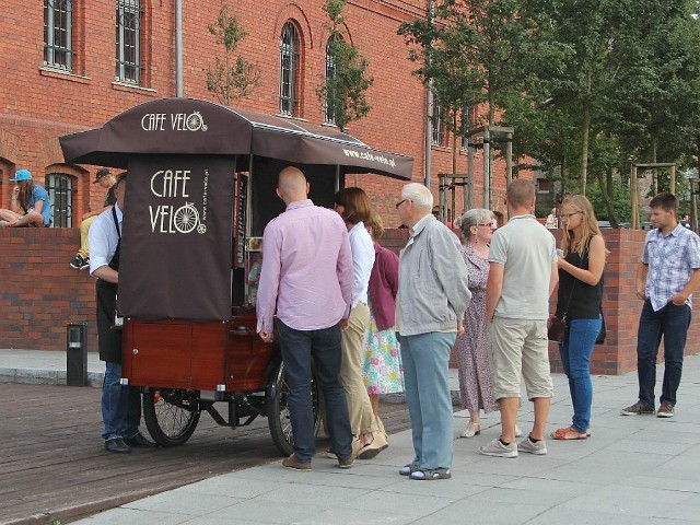 Pomysł na kawiarnie na rowerze bydgoszczanom bardzo przypadł do gustu. Cafe Velo na Wyspie Młyńskiej.