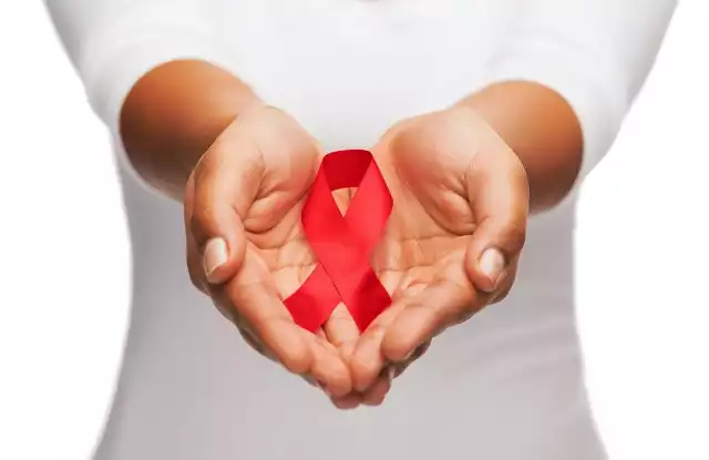 Zakażenie wirusem HIV przez wiele lat może nie dawać żadnych specyficznych objawów.