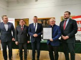 Prawie 2 miliony złotych od samorządu Mazowsza na zabytki w regionie radomskim. Rozdano certyfikaty  "Cenny Zabytek Mazowsza"