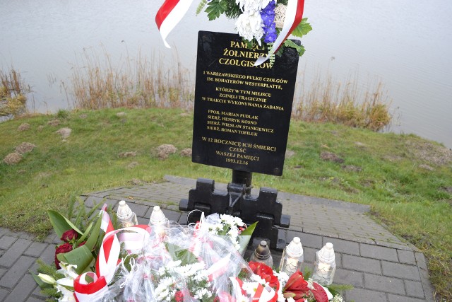 W 1993 roku w miejscu tragedii czterech młodych czołgistów stanął krzyż, z tablicą zawierającą ich nazwiska. Miejscowi każdej rocznicy katastrofy przynosili kwiaty i zapalali znicze. Dziś w tym miejscu przebiega trasa szybkiego ruchu S7. Krzyż został przeniesiony w inne miejsce.