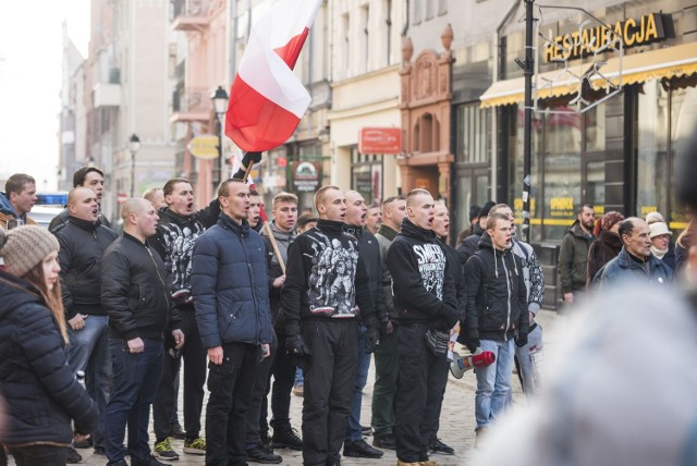 Mniejsza lecz równie głośnia była grupa młodych mężczyzn protestującym przeciw manifestacji KOD.Zobacz także - manifestacja KOD w Bydgoszczy.