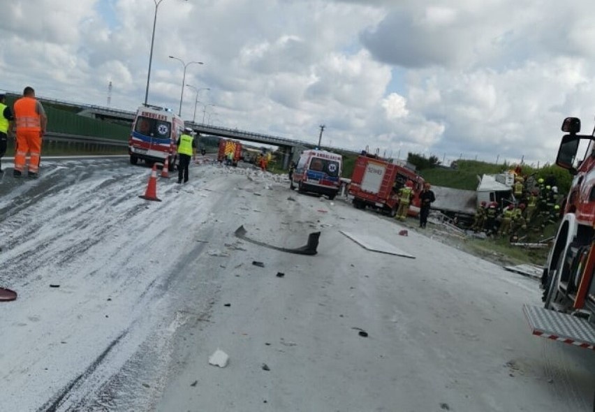 Wypadek na autostradzie A1 12.08.2021 r. Kierowcę tira zabrał śmigłowiec LPR