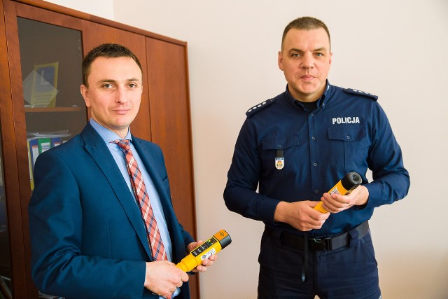 Od lewej Michał Freino, dyrektor Wojewódzkiego Ośrodka Ruchu Drogowego w Białymstoku oraz nadkom. Paweł Zabrocki, zastępca Komendanta Miejskiego Policji w Białymstoku.