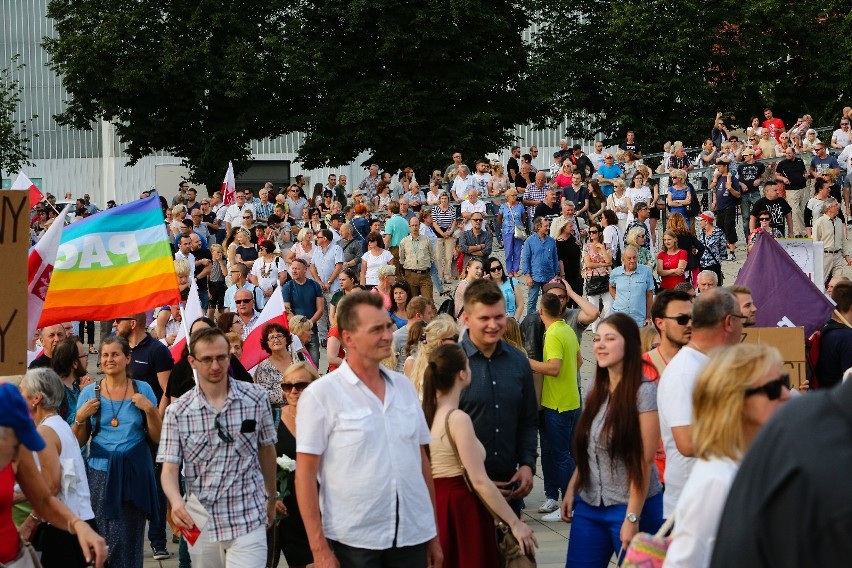 Protest na Placu Solidarności przeciwko reformie sądów. Przyszedł tłum [zdjęcia, wideo] 