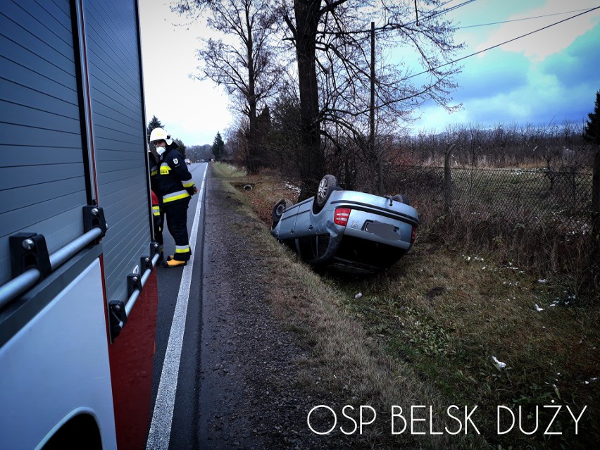 Wypadek pod Grójcem. Samochód dachował i wpadł do rowu. Kierowca z promilami uciekł z miejsca zdarzenia