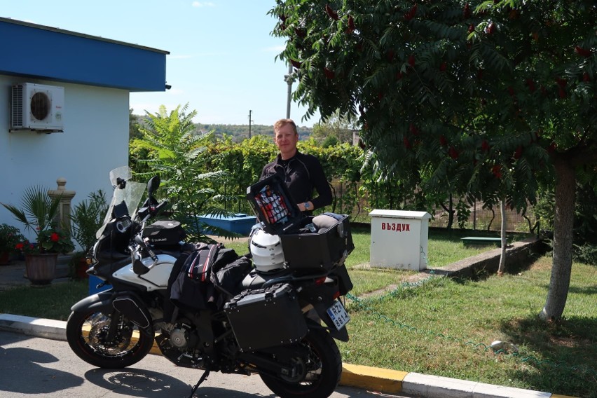 Dawid Kowalczyk z Przysuchy zwiedza motocyklem Europę, ściga się także w biegach górskich. Zobacz zdjęcia