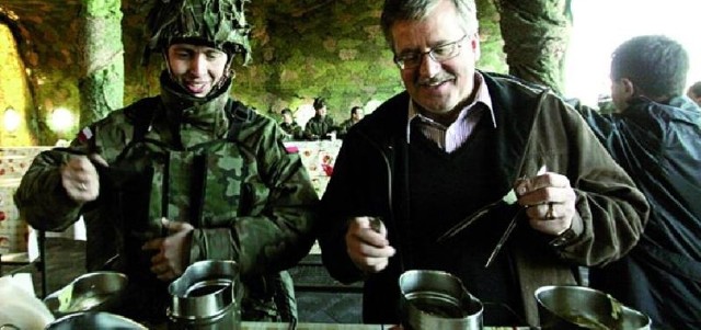 Na wojnie ważna jest kuchnia. Bo dobry żołnierz to najedzony żołnierz. Prezydent Bronisław Komorowski też nie jest wybredny. Zadowolił się wojskową grochówką oraz gulaszem z kaszą gryczaną i ogórkiem kiszonym.