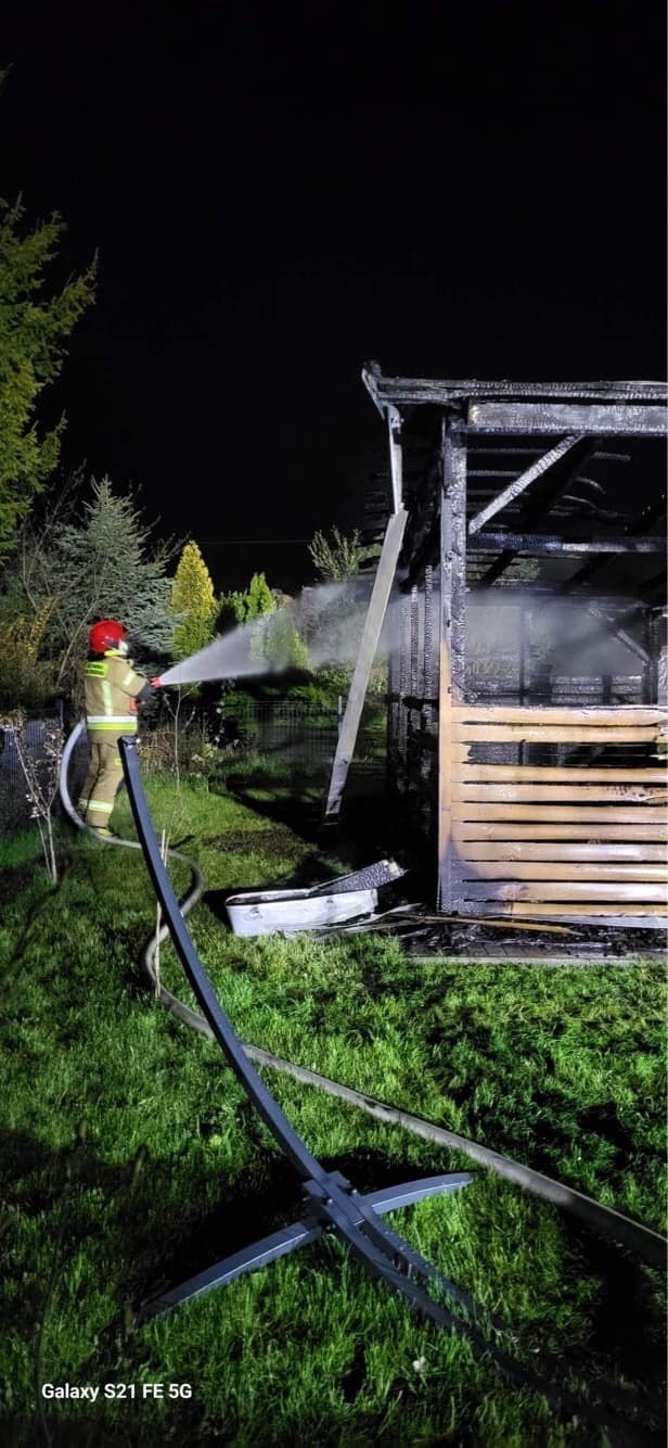 Pożar domku na ogródkach działkowych przy ul. Spółdzielczej w Rzeszowie