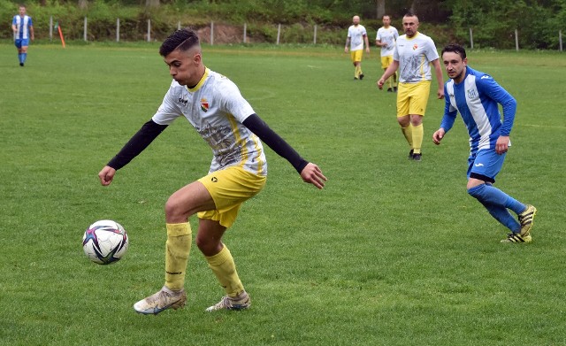 Raniżovia (na niebiesko) zremisował z Dzikowcem 1:1 w meczu klasy A3 Rzeszów.