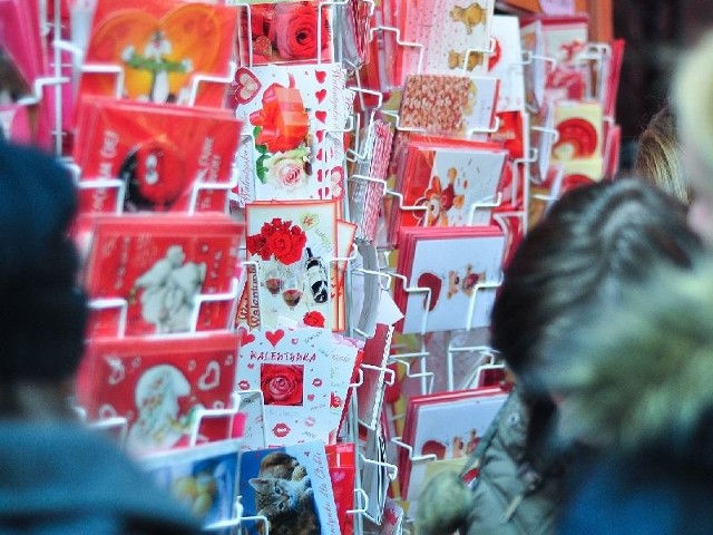 Wybór kartek walentynkowych w Salonie Upominków przy tarnobrzeskim placu Bartosza Głowackiego jest ogromny.