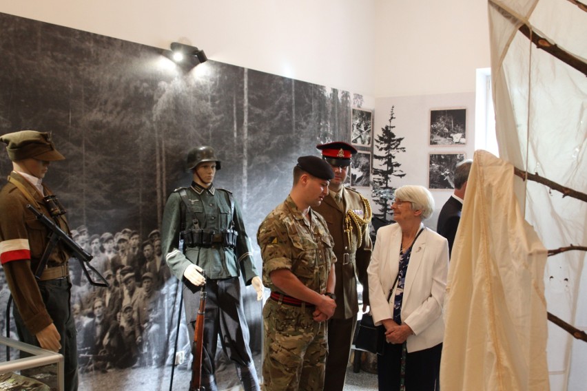 Brytyjska delegacja na Limanowszczyźnie. Upamiętniono rocznicę zrzutów alianckich 