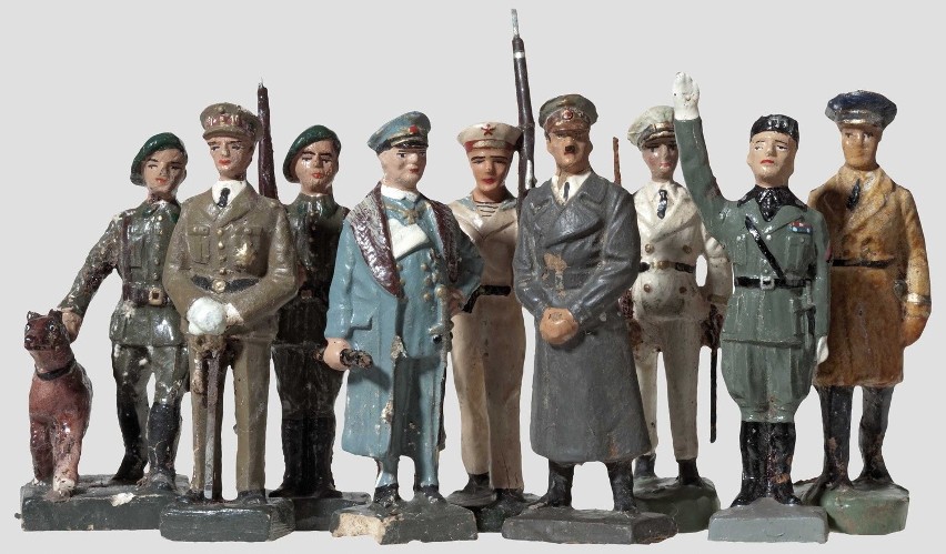 Między innymi: Benito Mussolini (drugi z prawej), Adolf...