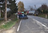 Wypadek w Chorupniku: Naczepa TIR-a uderzyła w mazdę