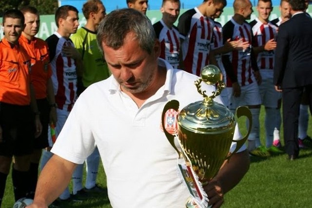 Na zdjęciu z pucharem Maciej Huzarski, trener Resovii.