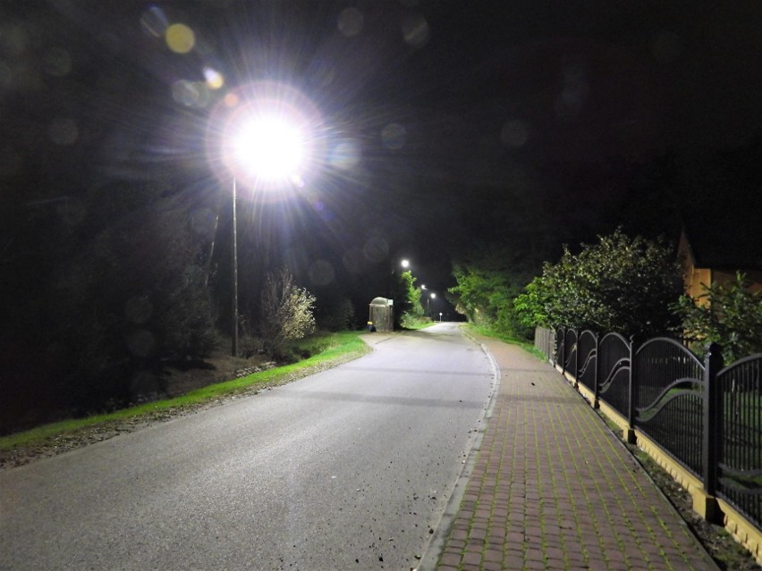 Trwają prace nad nowoczesnym oświetleniem w gminie Połaniec. Pierwsza miejscowość ma już nowe lampy  
