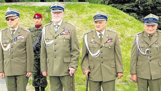 Od lewej płk Jerzy Pertkiewicz, mjr Mieczysław Wojtasik, kpt. Józef Brzózka i por. Kazimierz Dryja.
