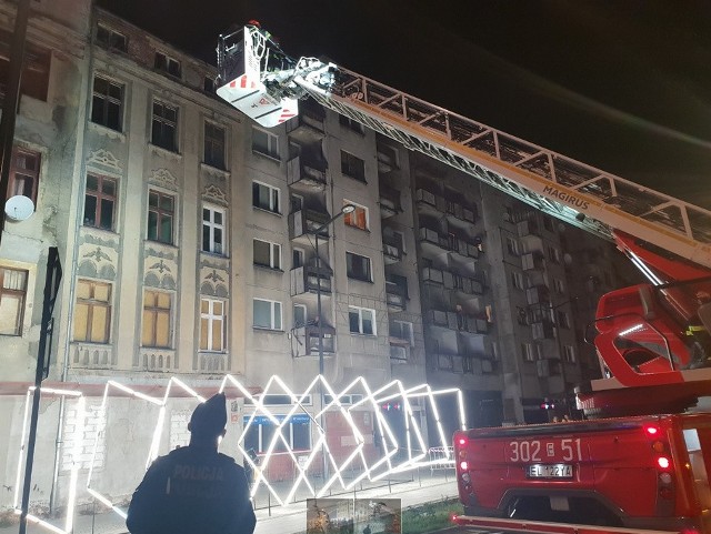 Dźwięk tłuczonego szkła zatrzymywał w piątek przed godz. 22 gości Festiwalu Światła w Łodzi. Przed kamienicą przy ul. Składowej 14 (tuż obok dworca Fabrycznego) zaparkował wóz straży pożarnej, a z podnośnika maszyny strażacy wybijali szyby w oknach na dwóch ostatnich piętrach budynku. Czytaj wiecej na następnej stronie