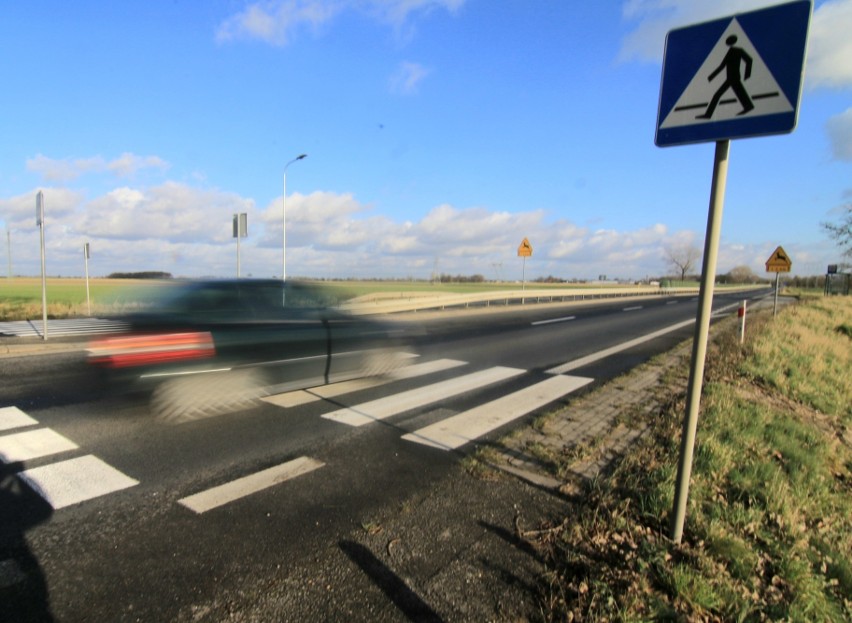 Nieoświetlone przejścia dla pieszych pod Wrocławiem. Czekamy na tragedię? 