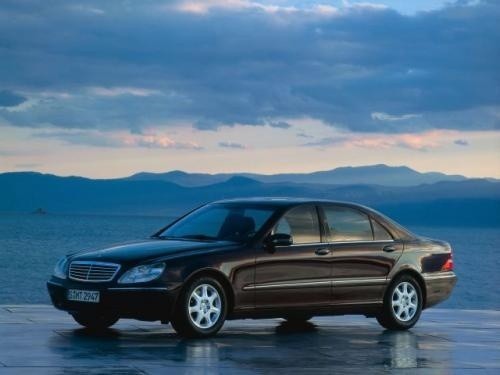 Fot. Mercedes-Benz: Elegancję limuzyny podkreśla ciemny...